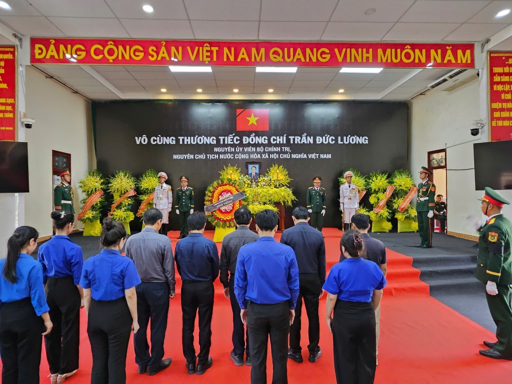 Trường Đại học Phạm Văn Đồng, viếng nguyên Chủ tịch nước Trần Đức Lương (Ảnh: Hồng Quảng)