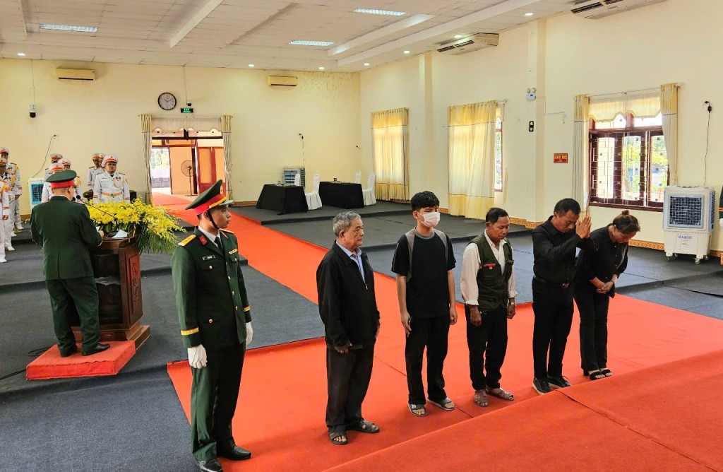 Người dân địa phương,vào viếng nguyên Chủ tịch nước Trần Đức Lương (Ảnh: Hồng Quảng)