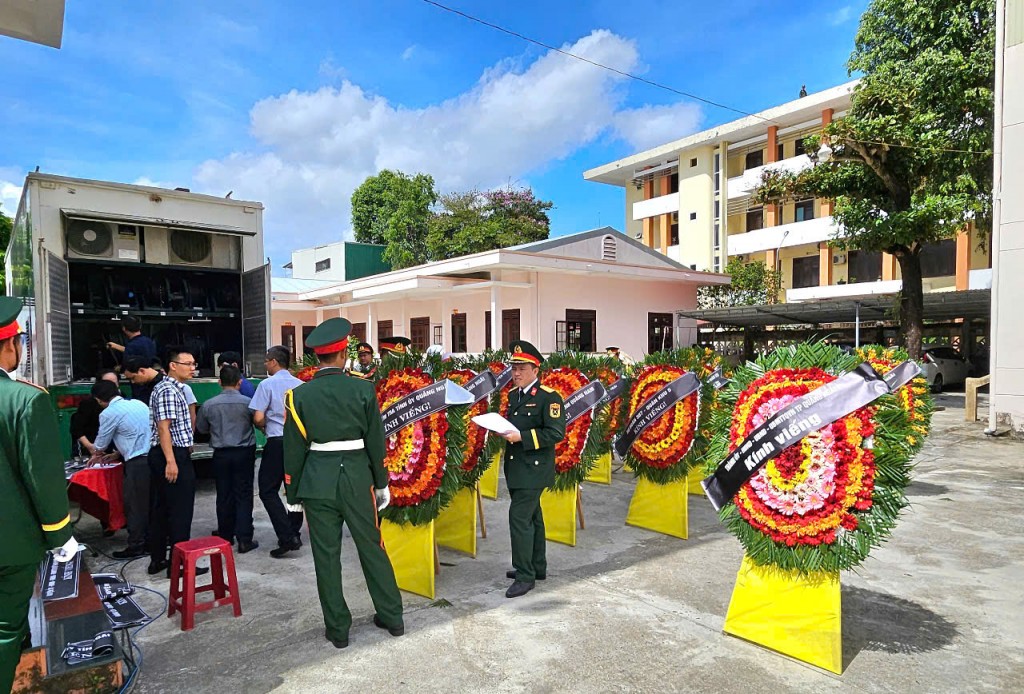 Nhiều vòng hoa của các sở, ban ngành, và người dân địa phương, chuẩn bị vào viếng nguyên Chủ tịch nước Trần Đức Lương (Ảnh: Hồng Quảng)