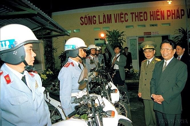 Chủ tịch nước Trần Đức Lương thăm chúc Tết, động viên cán bộ, chiến sĩ Cảnh sát giao thông Công an thành phố Hà Nội đêm giao thừa Tết Kỷ Mão 1999. Ảnh: Trọng Nghiệp -TTXVN