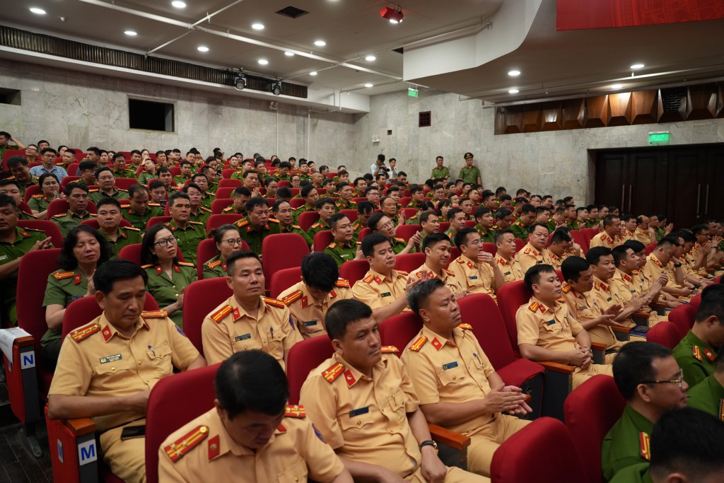 Công diễn và giới thiệu vở kịch “Ngược chiều bình an”