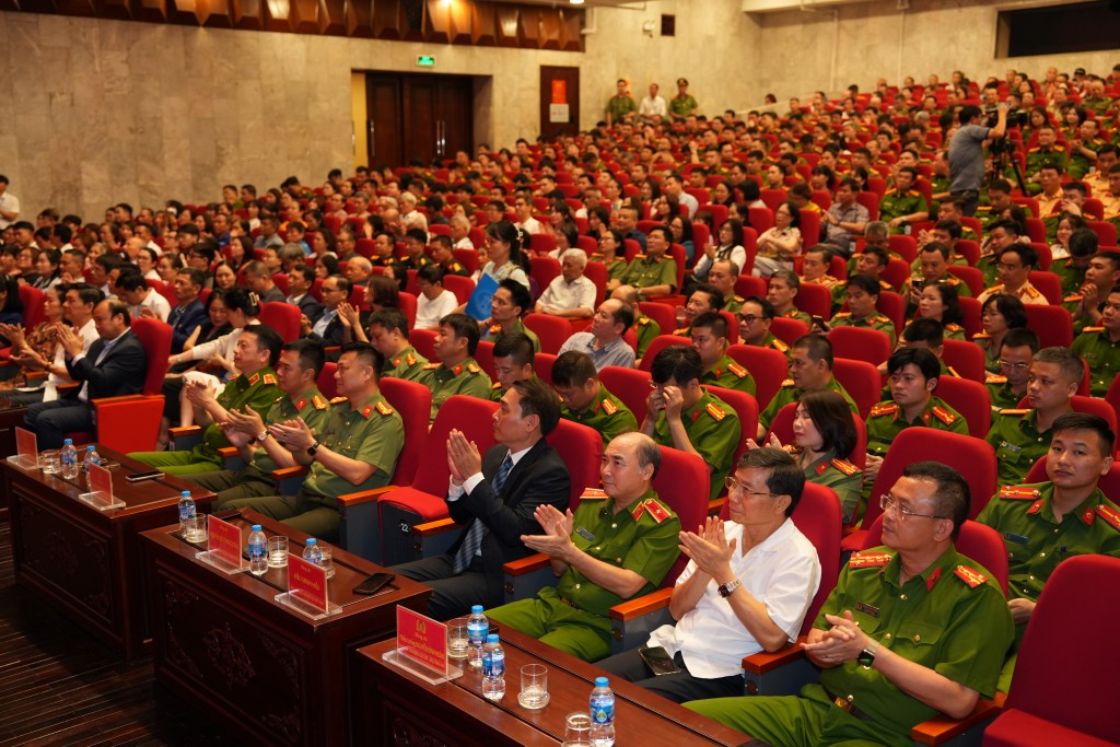 Công diễn và giới thiệu vở kịch “Ngược chiều bình an”