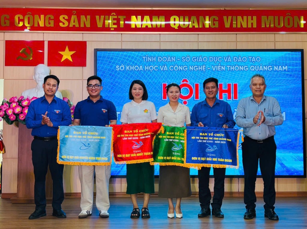 Ban tổ chức trao giải toàn đoàn cho các đơn vị.