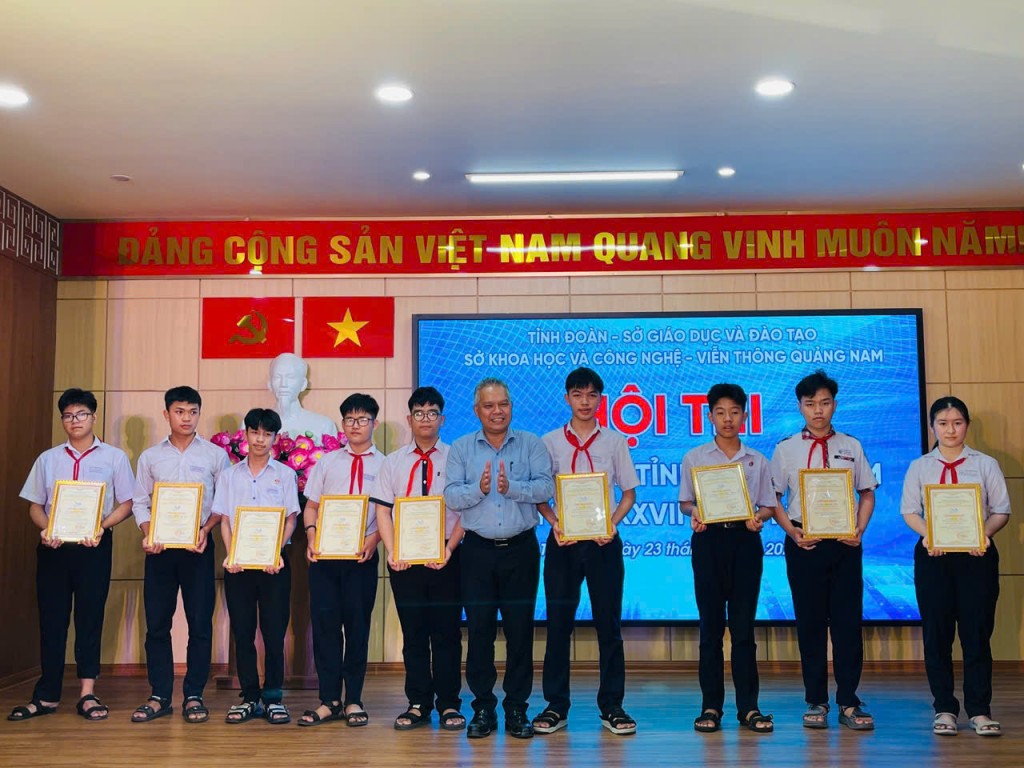 Ban Tổ chức trao giải cho các thí sinh đạt giải