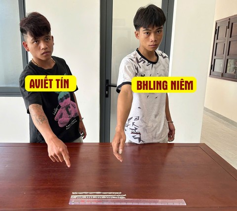 Đối tượng Aviết Tín  và Bhling Niêm  cùng tang vật (Ảnh: Công an Quảng Nam)