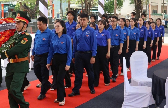 Tuổi trẻ Quảng Ngãi tiễn biệt Nguyên Chủ tịch nước Trần Đức Lương