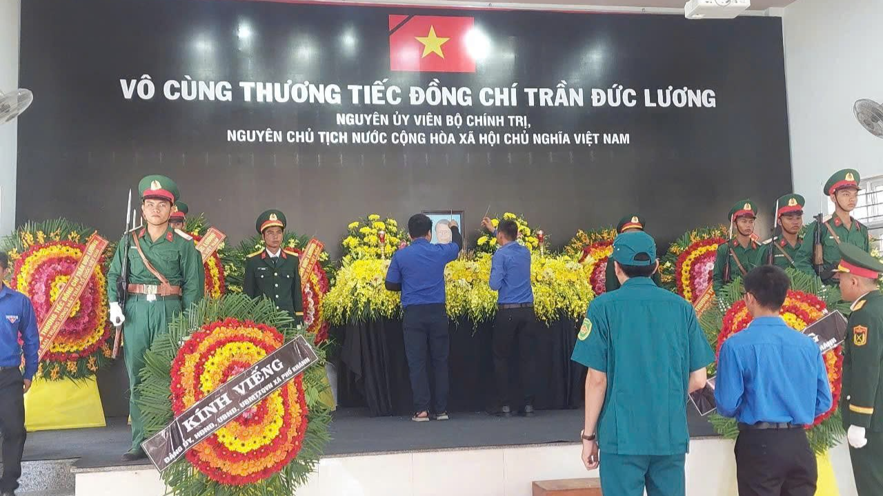 Tuổi trẻ Quảng Ngãi tiễn biệt Nguyên Chủ tịch nước Trần Đức Lương