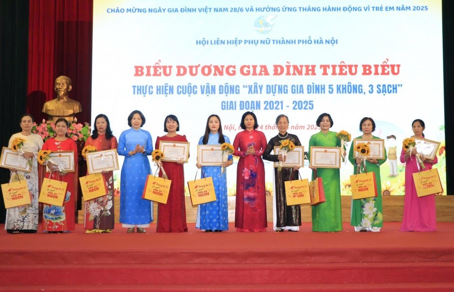 Biểu dương 100 gia đình tiêu biểu “Xây dựng 5 không, 3 sạch"