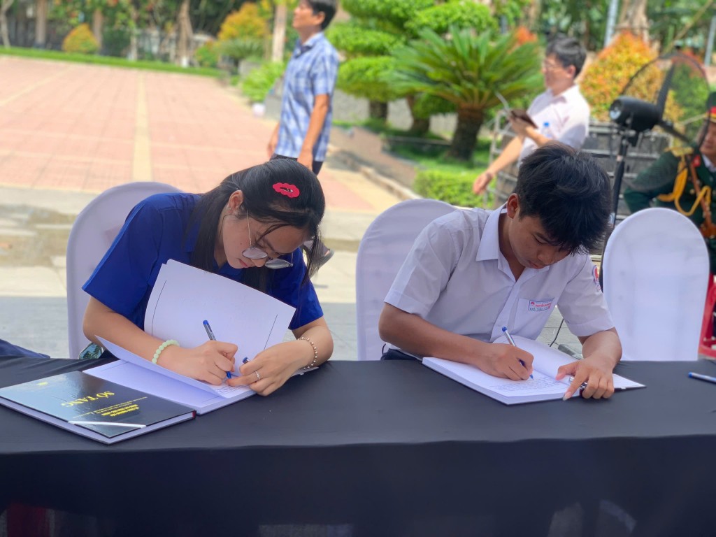 Người dân chuẩn bị lễ tang nguyên Chủ tịch nước Trần Đức Lương