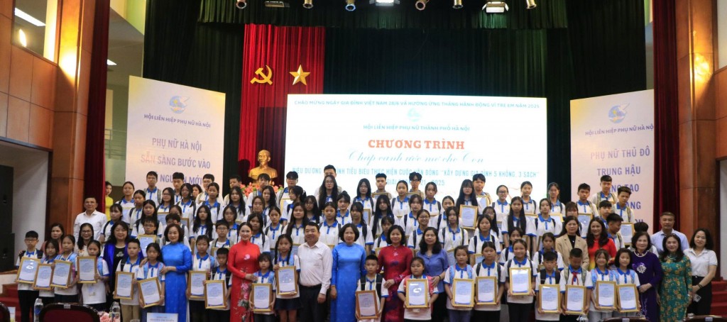 Biểu dương 100 gia đình tiêu biểu “Xây dựng 5 không, 3 sạch