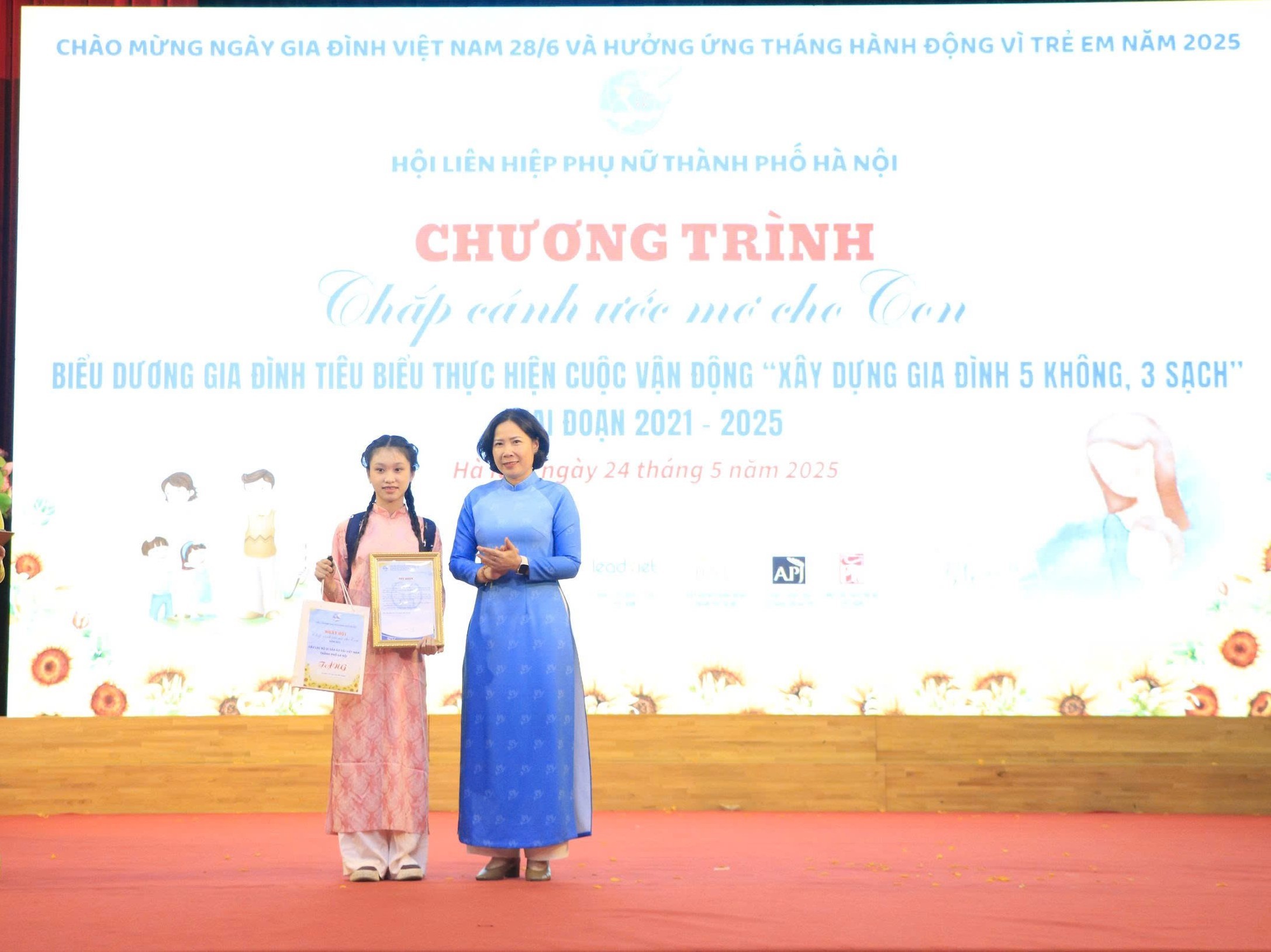 Biểu dương 100 gia đình tiêu biểu “Xây dựng 5 không, 3 sạch