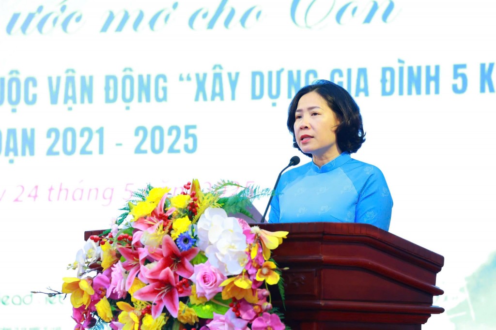 Biểu dương 100 gia đình tiêu biểu “Xây dựng 5 không, 3 sạch