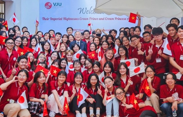 Hiệu trưởng Trường Đại học Việt Nhật góp 1 tỷ đồng tặng sinh viên