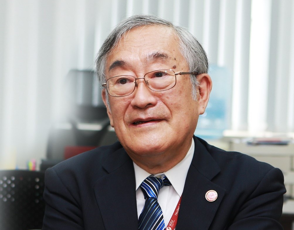 GS Furuta Motoo, Hiệu trưởng Trường ĐH Việt Nhật - ĐH Quốc gia Hà Nội góp 1 tỷ đồng cho quỹ học bổng của sinh viên. Ảnh: VJU