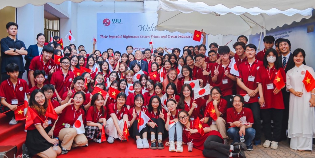 GS Furuta Motoo cùng các sinh viên Trường ĐH Việt Nhật (Ảnh: VJU