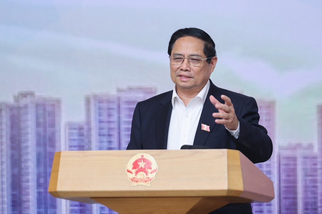 Thủ tướng phát biểu kết luận cuộc làm việc của Thường trực Chính phủ với các bộ, ngành, hiệp hội, ngân hàng, doanh nghiệp về tình hình thị trường bất động sản - Ảnh: VGP/Nhật Bắc