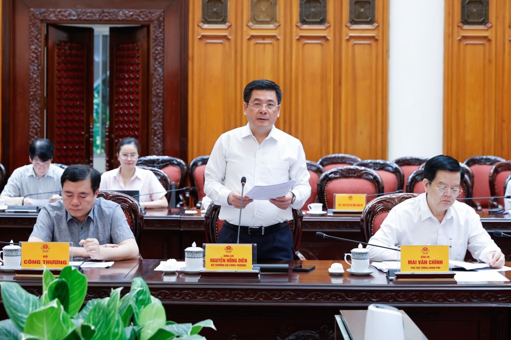 Bộ trưởng Bộ Công Thương Nguyễn Hồng Diên – Trưởng Đoàn đàm phán báo cáo tại cuộc họp - Ảnh: VGP/Nhật Bắc