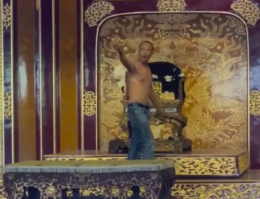 Cộng đồng mạng bức xúc vì hình ảnh một người ngồi lên, đập phá ngai vàng triều Nguyễn trong điện Thái Hòa (Ảnh cắt từ clip)