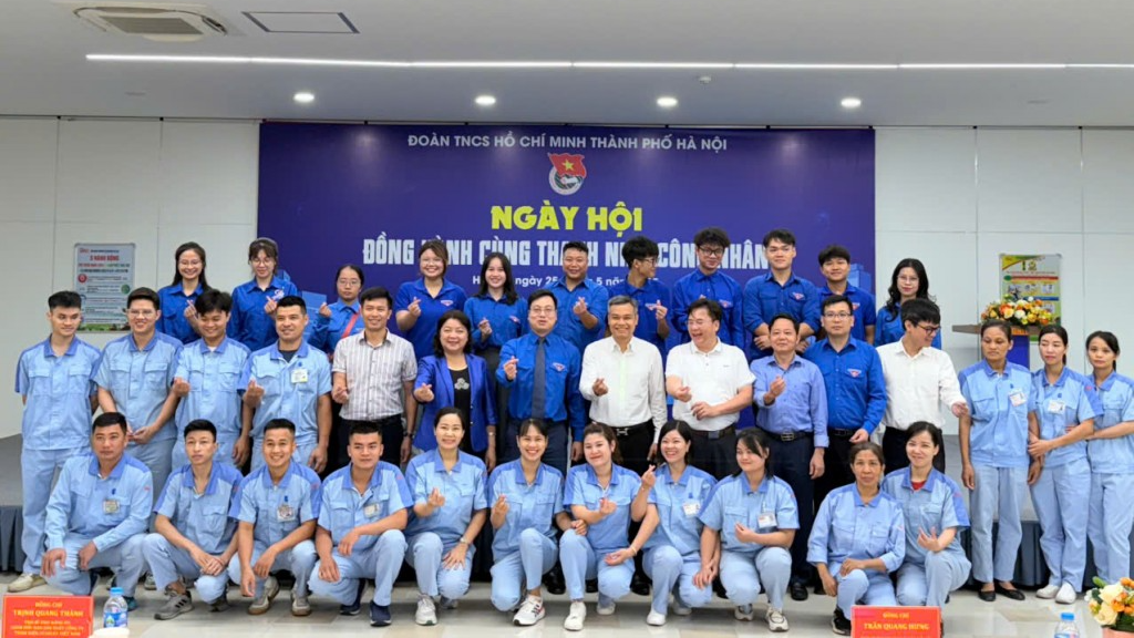 Các vị đại biểu cùng đoàn viên, thanh niên công nhân chụp ảnh lưu niệm tại chương trình 