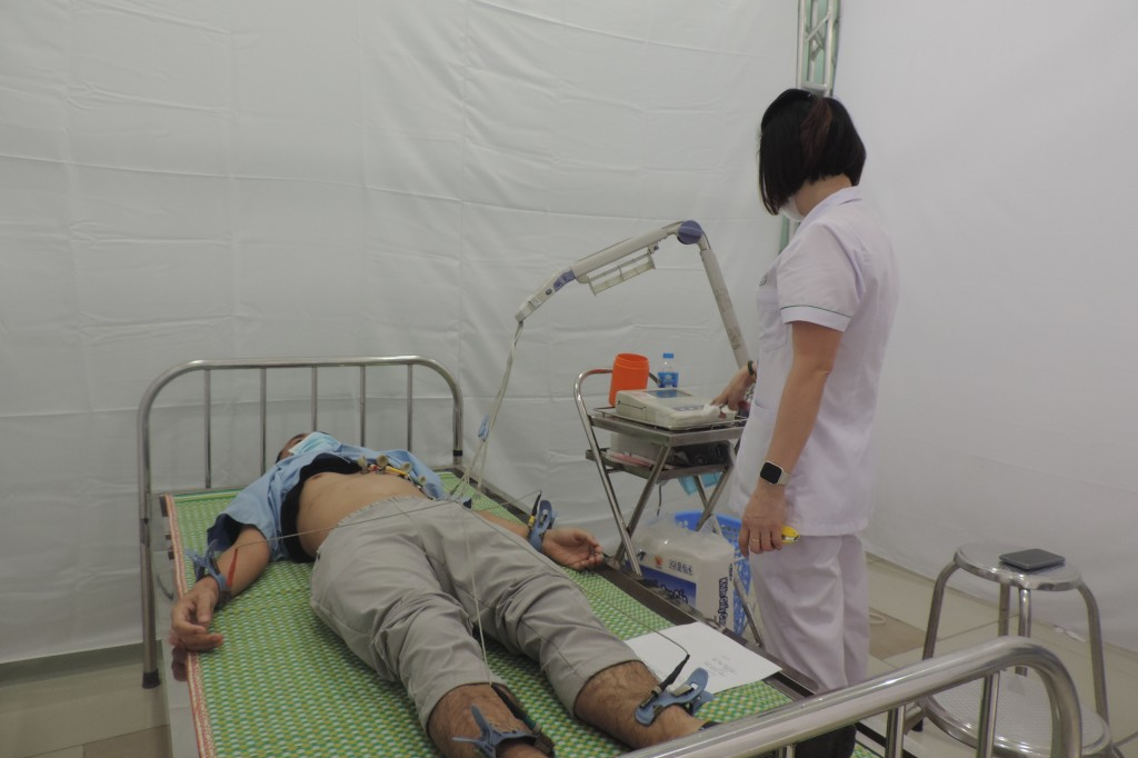 Thanh niên công nhân được làm điện tim 
