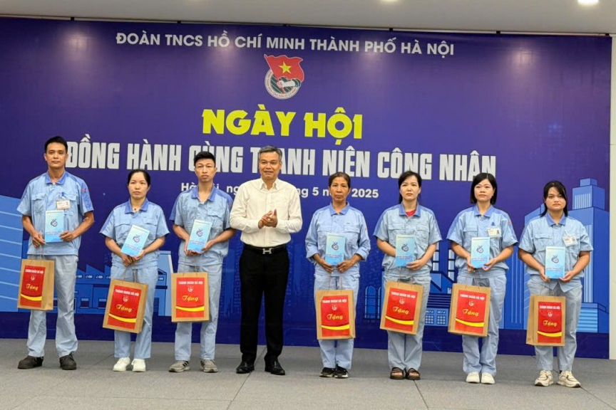 Tặng quà, khám bệnh 0 đồng tiếp sức công nhân trẻ