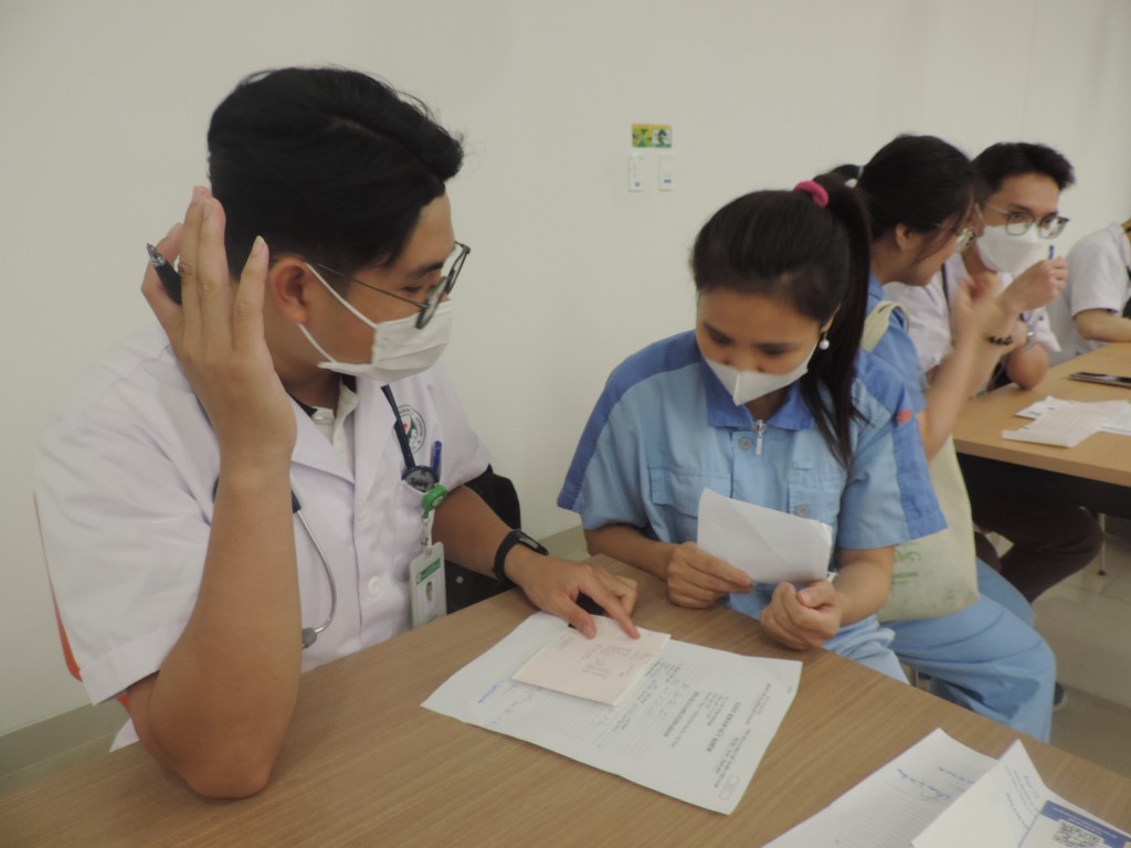 Tặng quà, khám bệnh 0 đồng tiếp sức công nhân trẻ