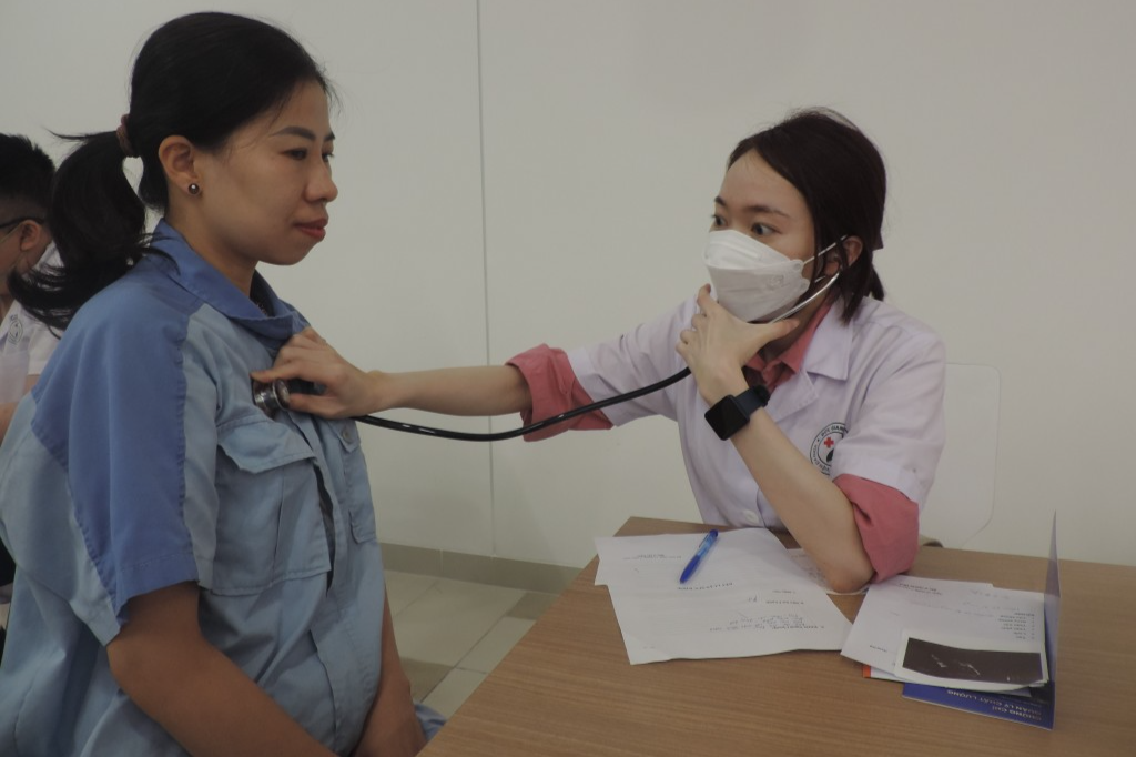Tặng quà, khám bệnh 0 đồng tiếp sức công nhân trẻ