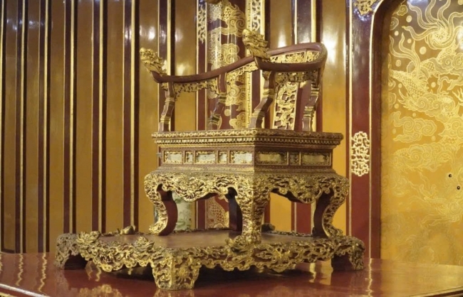 Một người đàn ông đập phá bảo vật Quốc gia ngai vàng Triều Nguyễn