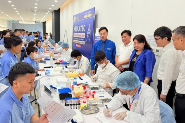 Tặng quà, khám bệnh 0 đồng tiếp sức công nhân trẻ
