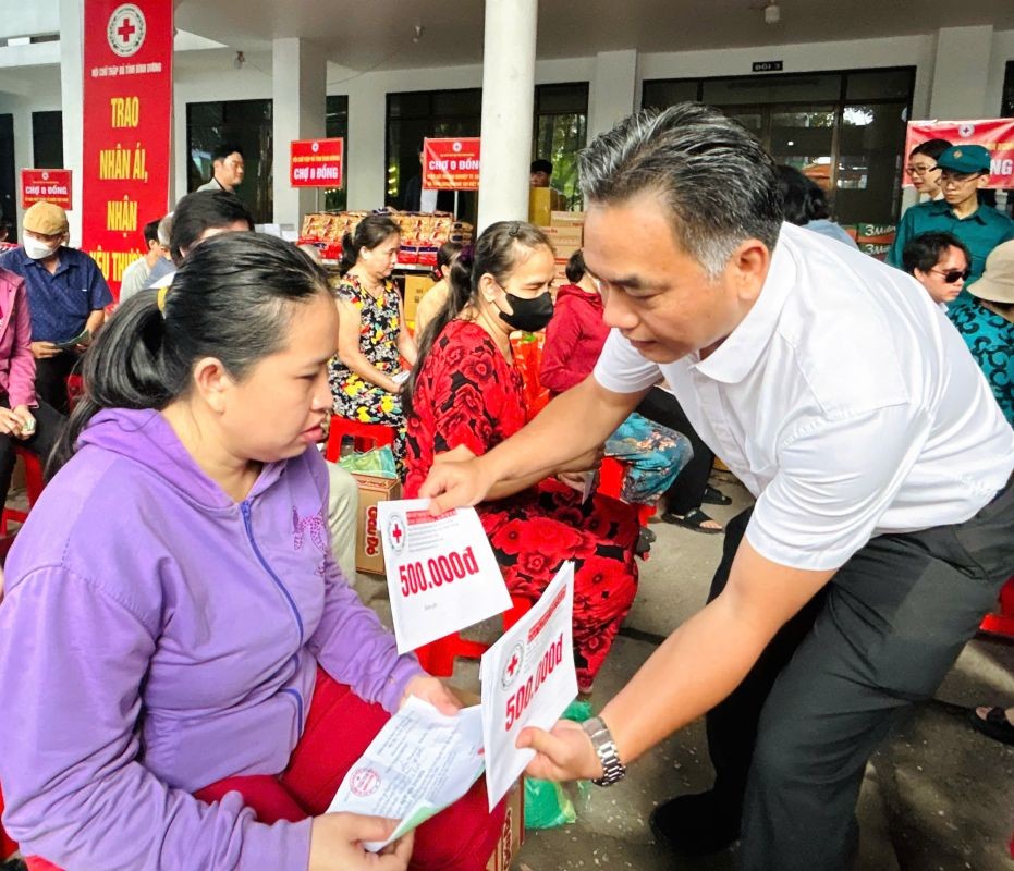 Ông Nguyễn Lộc Hà, Phó Bí thư Thường trực Tỉnh ủy trao hỗ trợ cho một người khiếm thị 