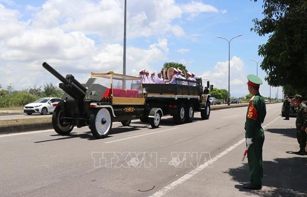 Linh cữu nguyên Chủ tịch nước Trần Đức Lương về đến sân bay Chu Lai