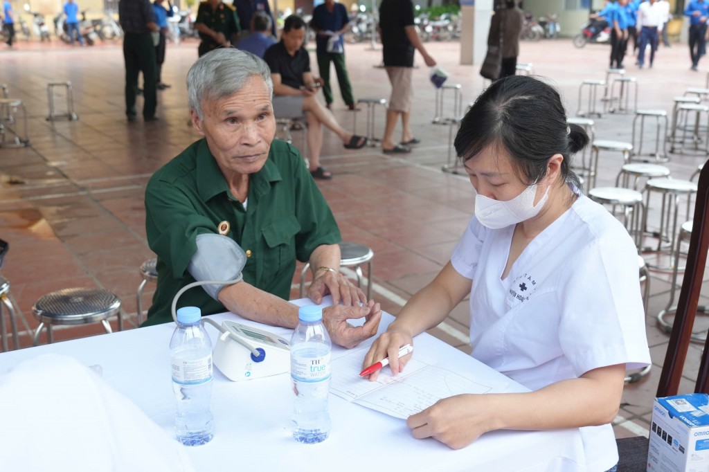 bác sĩ trong CLB đã khám, tư vấn các bệnh liên quan đến mắt, răng hàm mặt, tim mạch, mỡ máu, cao huyết áp, đái tháo đường, hô hấp, xương khớp... kê đơn, cấp phát thuốc miễn phí và hướng dẫn phương pháp điều trị, tư vấn bác sĩ trong CLB đã khám, tư vấn các bệnh liên quan đến mắt, răng hàm mặt, tim mạch, mỡ máu, cao huyết áp, đái tháo đường, hô hấp, xương khớp... kê đơn, cấp phát thuốc miễn phí và hướng dẫn phương pháp điều trị, tư vấn
