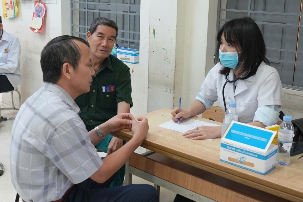 người dân cũng được các bác sỹ tư vấn sức khỏe và dinh dưỡng; hướng dẫn người dân tự chăm sóc sức khỏe và sử dụng những nền tảng chăm sóc sức khỏe tại nhà, tư vấn sức khỏe từ xa cho người dân người dân cũng được các bác sỹ tư vấn sức khỏe và dinh dưỡng; hướng dẫn người dân tự chăm sóc sức khỏe và sử dụng những nền tảng chăm sóc sức khỏe tại nhà, tư vấn sức khỏe từ xa cho người dân