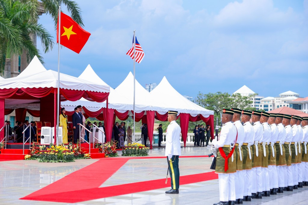 Khi hai Thủ tướng và hai Phu nhân đứng vào vị trí danh dự, dưới quốc kỳ hai nước, quân nhạc cử quốc thiều hai nước - Ảnh: VGP/Nhật Bắc Khi hai Thủ tướng và hai Phu nhân đứng vào vị trí danh dự, dưới quốc kỳ hai nước, quân nhạc cử quốc thiều hai nước - Ảnh: VGP/Nhật Bắc