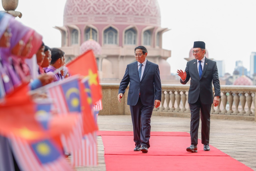 Đây là chuyến thăm đầu tiên của Thủ tướng Chính phủ Việt Nam đến Malaysia sau 10 năm và là chuyến thăm Malaysia đầu tiên của lãnh đạo chủ chốt Việt Nam sau khi hai nước nâng cấp quan hệ lên Đối tác Chiến lược toàn diện vào tháng 11/2024 - Ảnh: VGP/Nhật Bắc Đây là chuyến thăm đầu tiên của Thủ tướng Chính phủ Việt Nam đến Malaysia sau 10 năm và là chuyến thăm Malaysia đầu tiên của lãnh đạo chủ chốt Việt Nam sau khi hai nước nâng cấp quan hệ lên Đối tác Chiến lược toàn diện vào tháng 11/2024 - Ảnh: VGP/Nhật Bắc