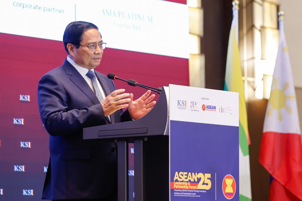 Thủ tướng cho rằng các doanh nghiệp phải tăng cường kết nối với nhau, qua đó kết nối các nền kinh tế ASEAN và ASEAN với thế giới; góp phần xây dựng thể chế, chính sách theo hướng hài hòa hóa giữa các nước ASEAN và với các nước trên thế giới - Ảnh: VGP/Nhật Bắc
