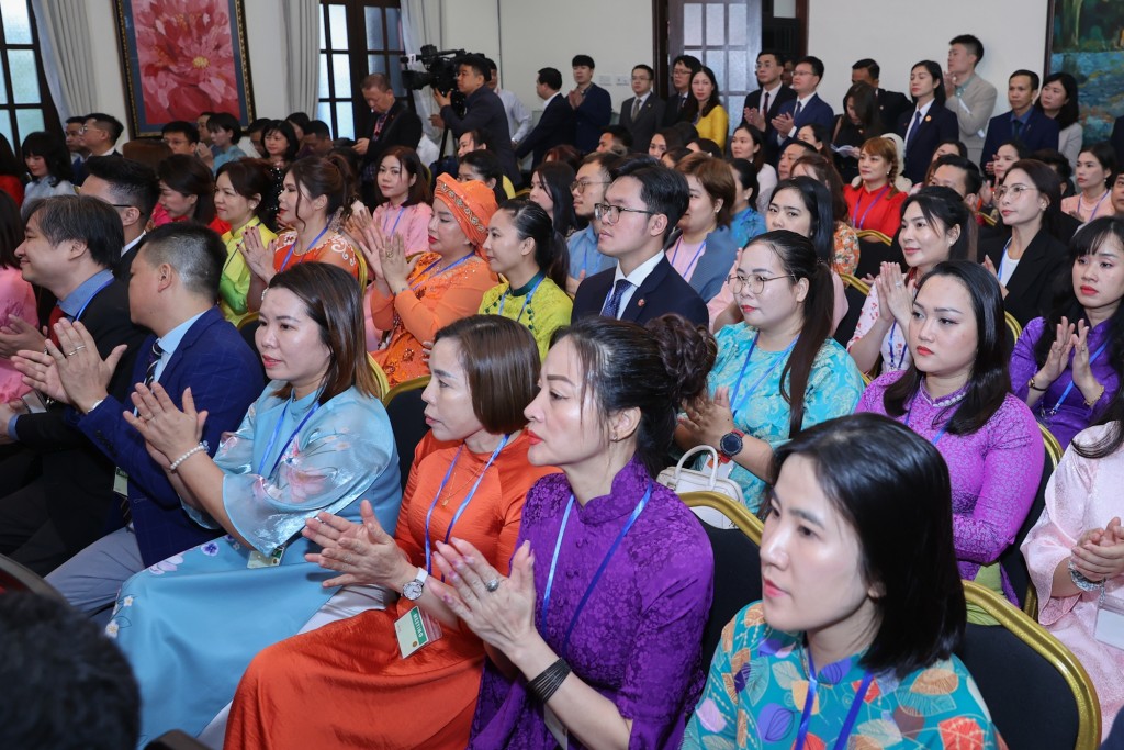 Kiều bào bày tỏ vui mừng, tự hào trước sự lãnh đạo, chỉ đạo sáng suốt, quyết liệt của Đảng và Nhà nước, đất nước đang vươn mình phát triển mạnh mẽ, đạt những thành tựu nổi bật thời gian qua và đang chuẩn bị sẵn sàng bước vào kỷ nguyên mới - Ảnh: VGP/Nhật Bắc