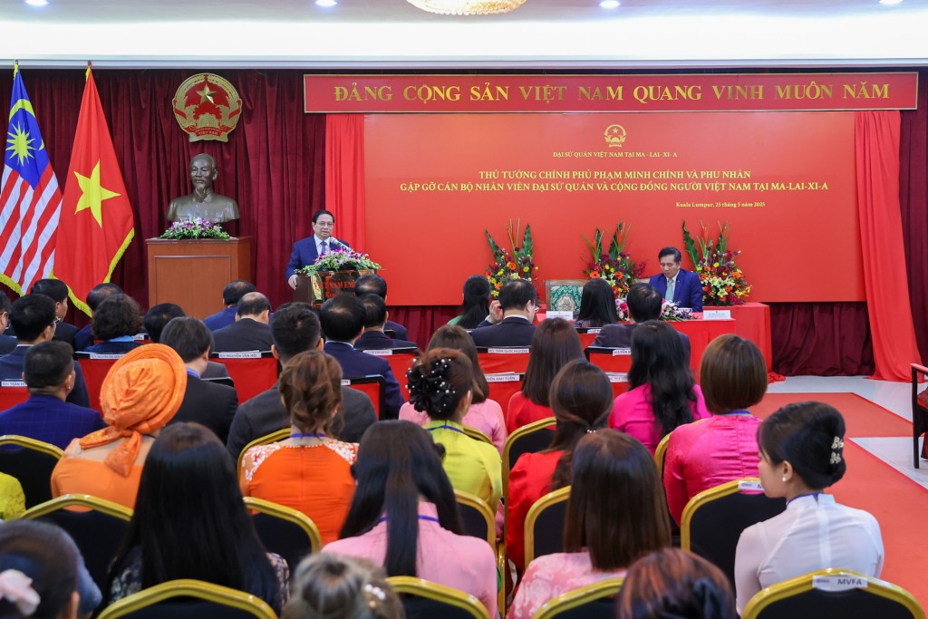 Thủ tướng biểu dương những nỗ lực của tập thể cán bộ, nhân viên Đại sứ quán đã khắc phục khó khăn, hoàn thành tốt các nhiệm vụ được giao phó; đề nghị tiếp tục quan tâm, làm tốt hơn nữa công tác người Việt Nam ở nước ngoài. Đại sứ quán và cộng đồng phải là điểm tựa cho đồng bào xa xứ, nhất là trong những lúc khó khăn, hoạn nạn. - Ảnh: VGP/Nhật Bắc