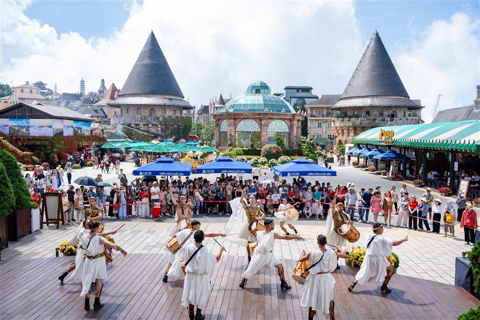 Đông đảo du khách bị cuốn hút bởi show “Solar Warriors