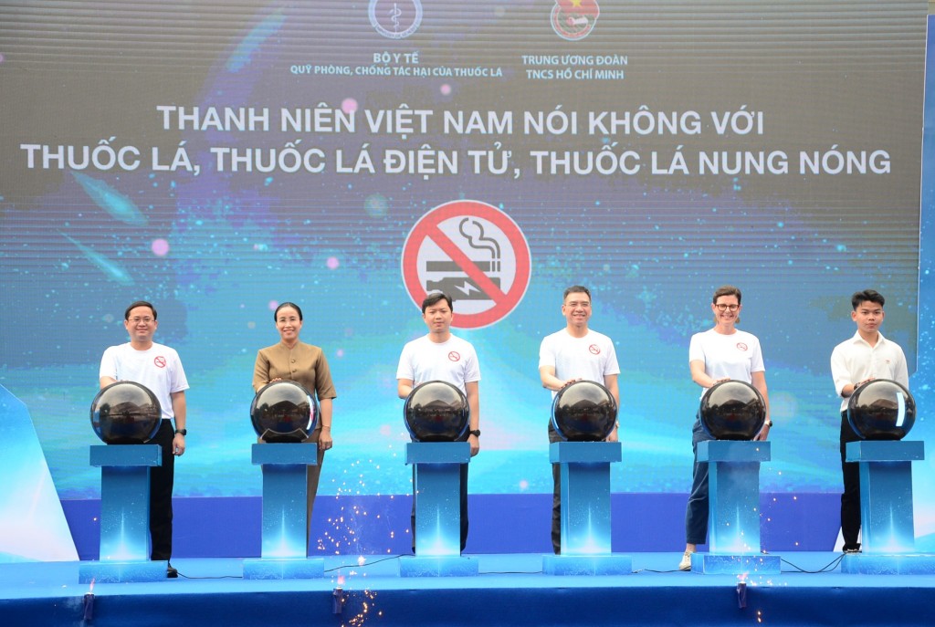Các đại biểu thực hiện nghi thức phát động lễ mít tinh hưởng ứng Ngày thế giới không thuốc lá 31/5 (Ảnh Đ.Minh) Các đại biểu thực hiện nghi thức phát động lễ mít tinh hưởng ứng Ngày thế giới không thuốc lá 31/5 (Ảnh Đ.Minh)