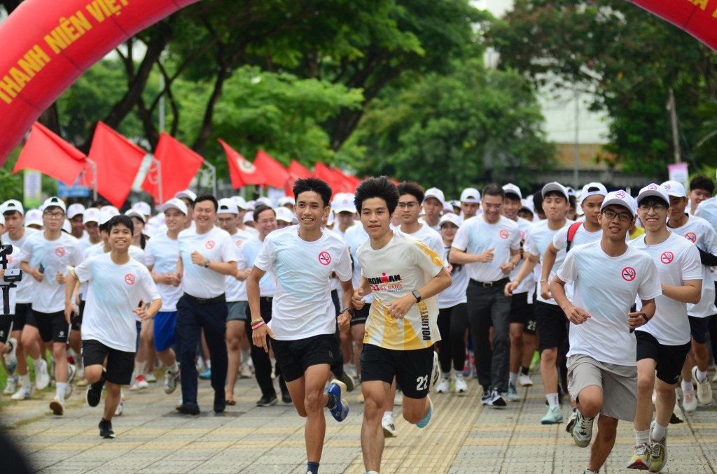 Hàng ngàn thanh niên chạy bộ "Nói không với thuốc lá điện tử"