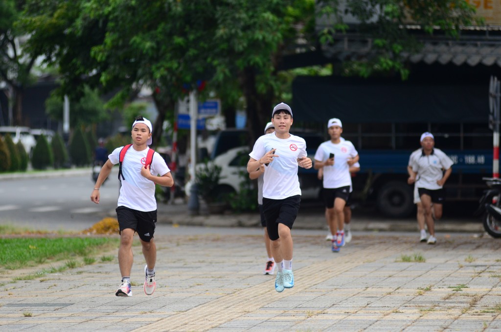 Các đoàn viên thanh niên hào hứng tham gia giải chạy (Ảnh Đ.Minh) Các đoàn viên thanh niên hào hứng tham gia giải chạy (Ảnh Đ.Minh)