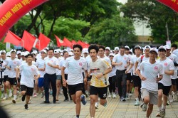 Hàng ngàn thanh niên chạy bộ "Nói không với thuốc lá điện tử"