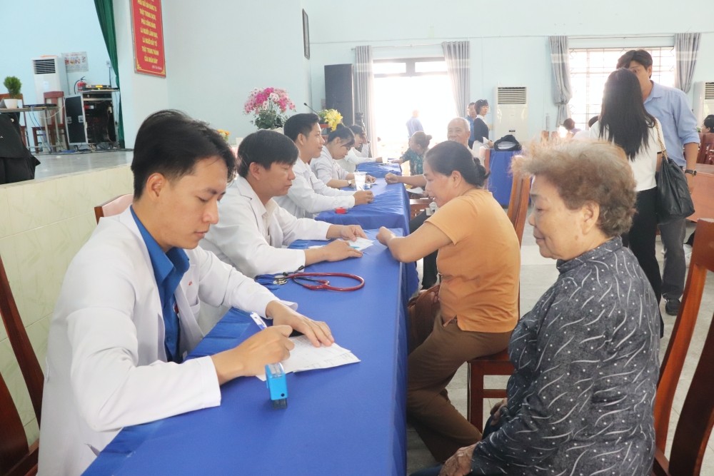 Khám bệnh, phát thuốc cho người dân trên địa bàn