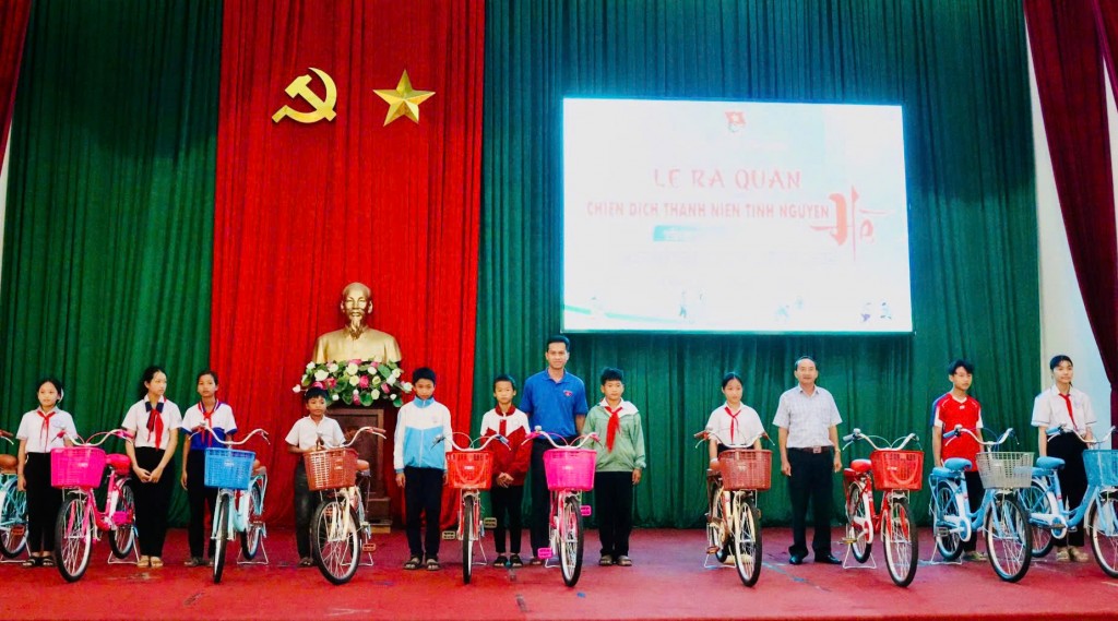 Trao học bổng và xe đạp cho học sinh nghèo vượt khó học giỏi