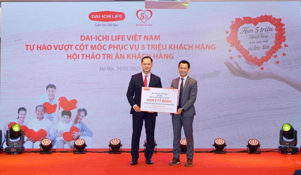 Ông Lê Tuấn Anh, Phó Tổng Giám đốc Kênh Phân phối Mở rộng Dai-ichi Life Việt Nam (trái) trao biểu trưng tài trợ hơn 5 tỷ đồng cho ông Trần Đình Đông, Giám đốc Quỹ Vì cuộc sống tươi đẹp. để tiếp tục triển khai các hoạt động ỗ trợ cộng đồng.