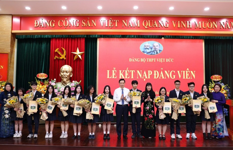 Đã có 16 học sinh Trường THPT Việt Đức được kết nạp Đảng