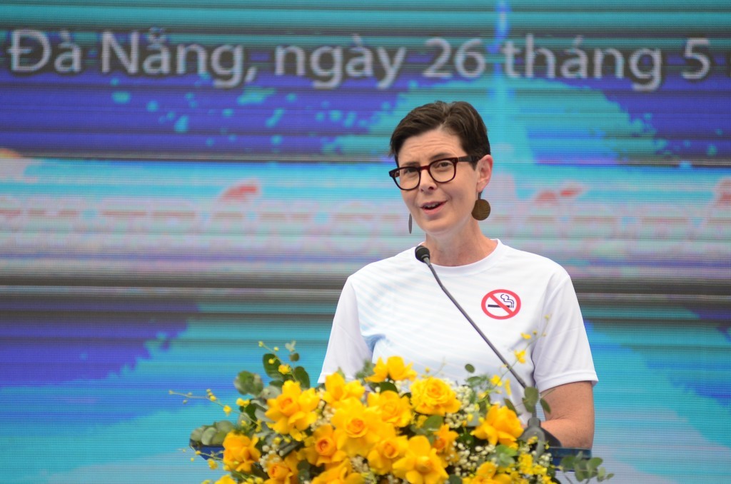 Tiến sỹ Angela Pratt, Trưởng đại diện Tổ chức Y tế thế giới tại Việt Nam chia sẻ về tác hại của thuốc lá điện tử và thuốc lá nung nóng (Ảnh Đ.Minh) Tiến sỹ Angela Pratt, Trưởng đại diện Tổ chức Y tế thế giới tại Việt Nam chia sẻ về tác hại của thuốc lá điện tử và thuốc lá nung nóng (Ảnh Đ.Minh)