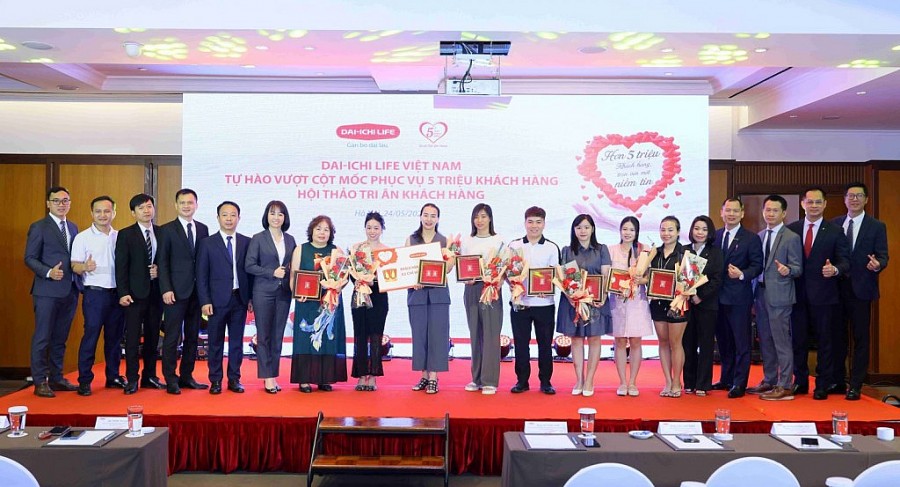 Đại diện Ban Giám đốc Dai-ichi Life Việt Nam chụp hình lưu niệm cùng các khách hàng nhận quà tặng của chương trình.