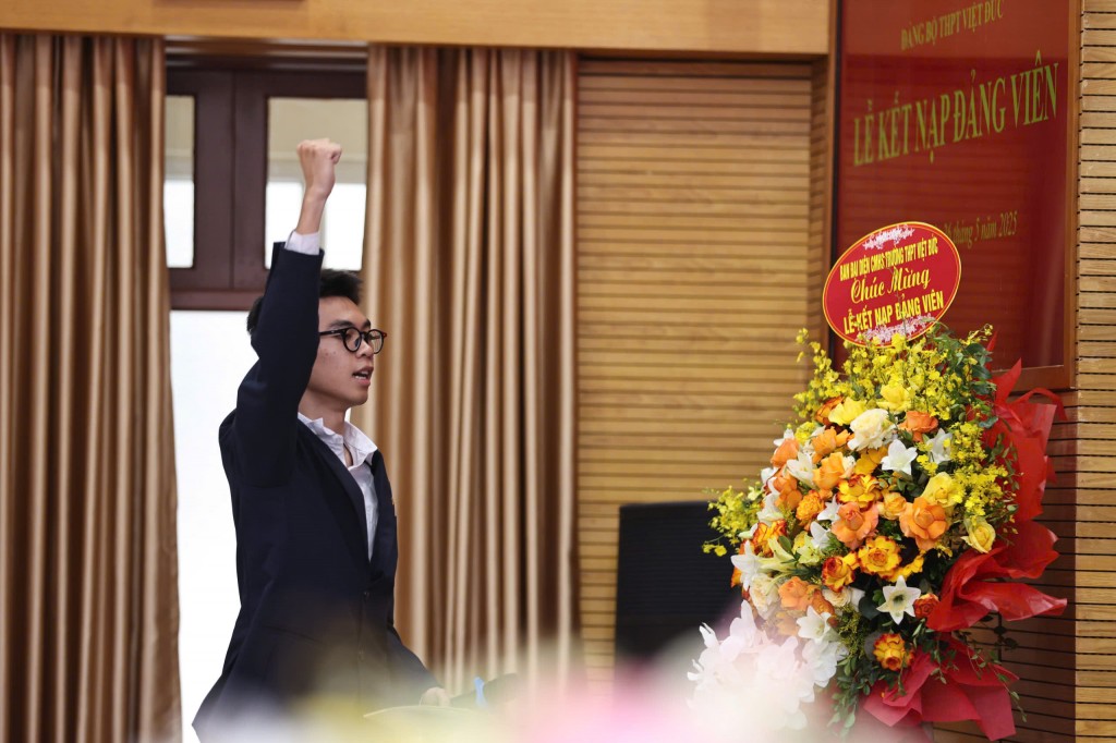 Đây là niềm vinh dự, tự hào của đảng viên trẻ là học sinh THPT. (Ảnh: Thanh Tùng)